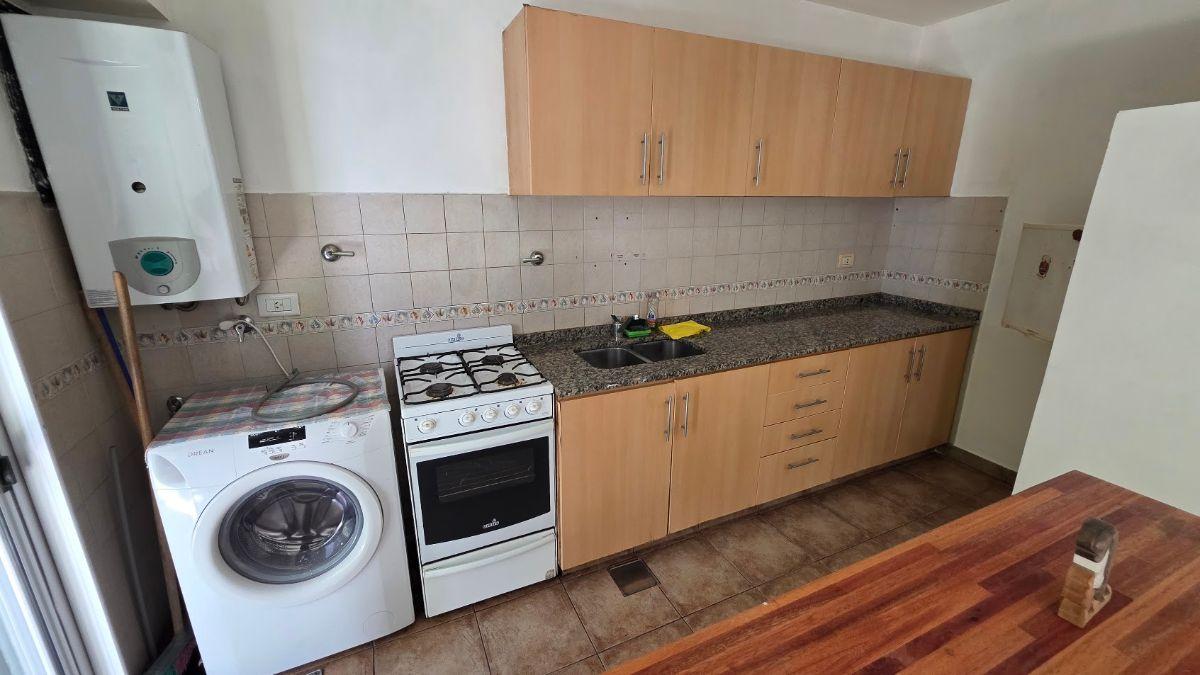 Foto de PH 4 amb c/cochera y Jardín. Venta. Liniers, imagen 2