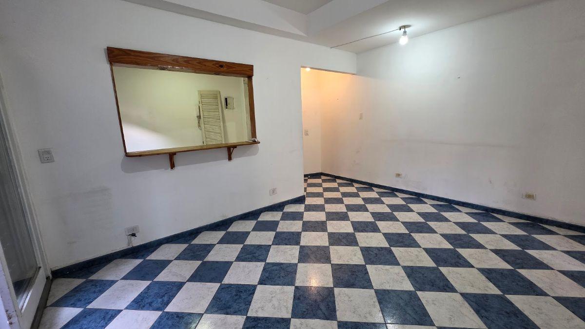 Foto de Depto en primer piso con patio. Alquiler . Liniers., imagen 2