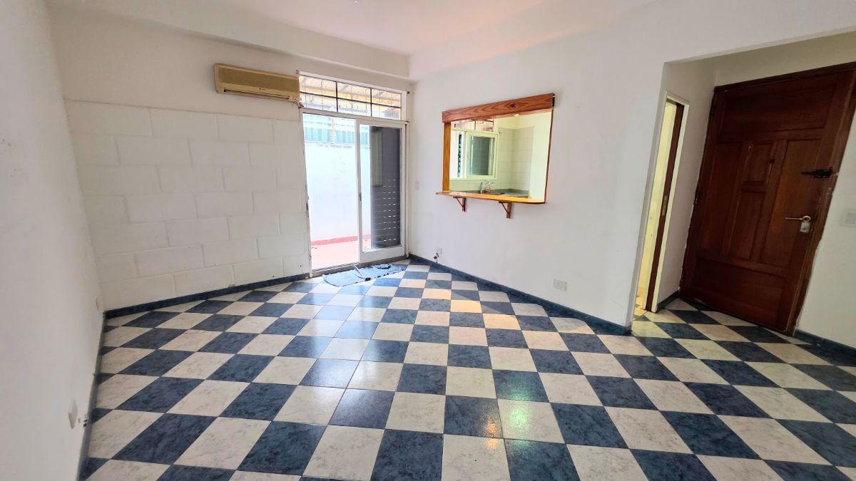 Foto de Depto en primer piso con patio. Alquiler . Liniers., imagen 3