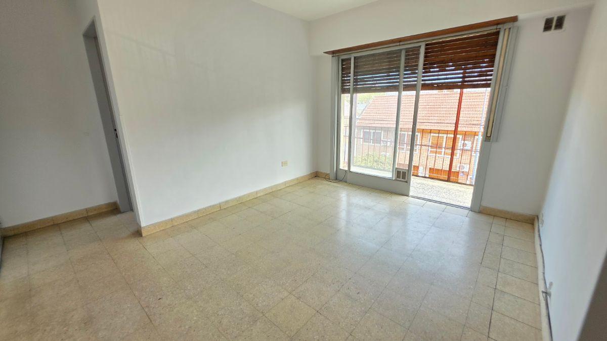 Foto de Depto 2 amb frente con balcón a mts Emilio Castro. Venta. Mataderos, imagen 1