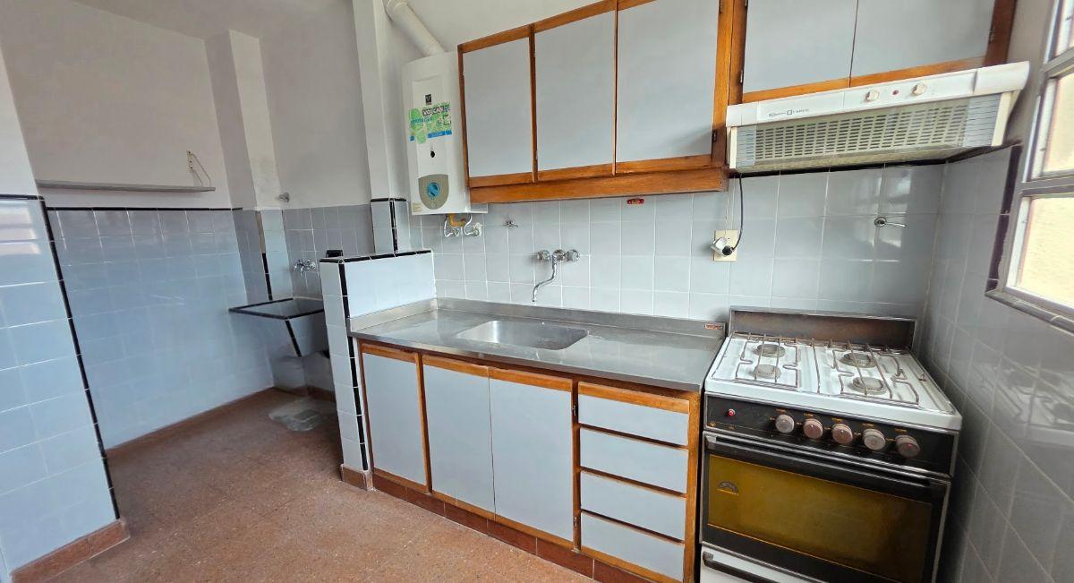 Foto de Depto 2 amb frente con balcón a mts Emilio Castro. Venta. Mataderos, imagen 2