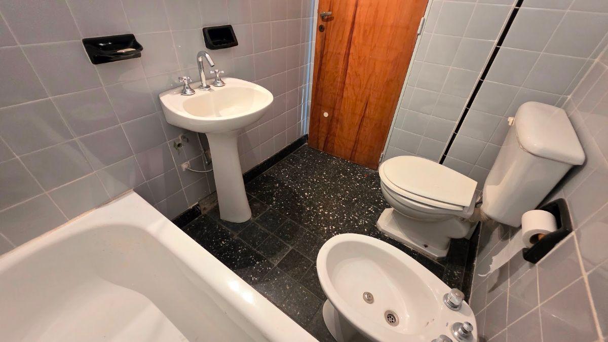 Foto de Depto 2 amb frente con balcón a mts Emilio Castro. Venta. Mataderos, imagen 5