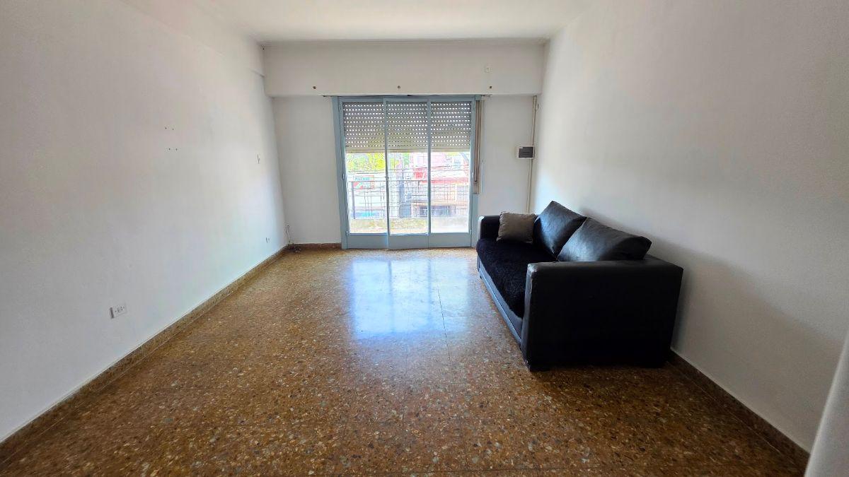 Foto de Amplio piso 3 amb con quincho y patio. Alquiler. Parque Avellaneda, imagen 2