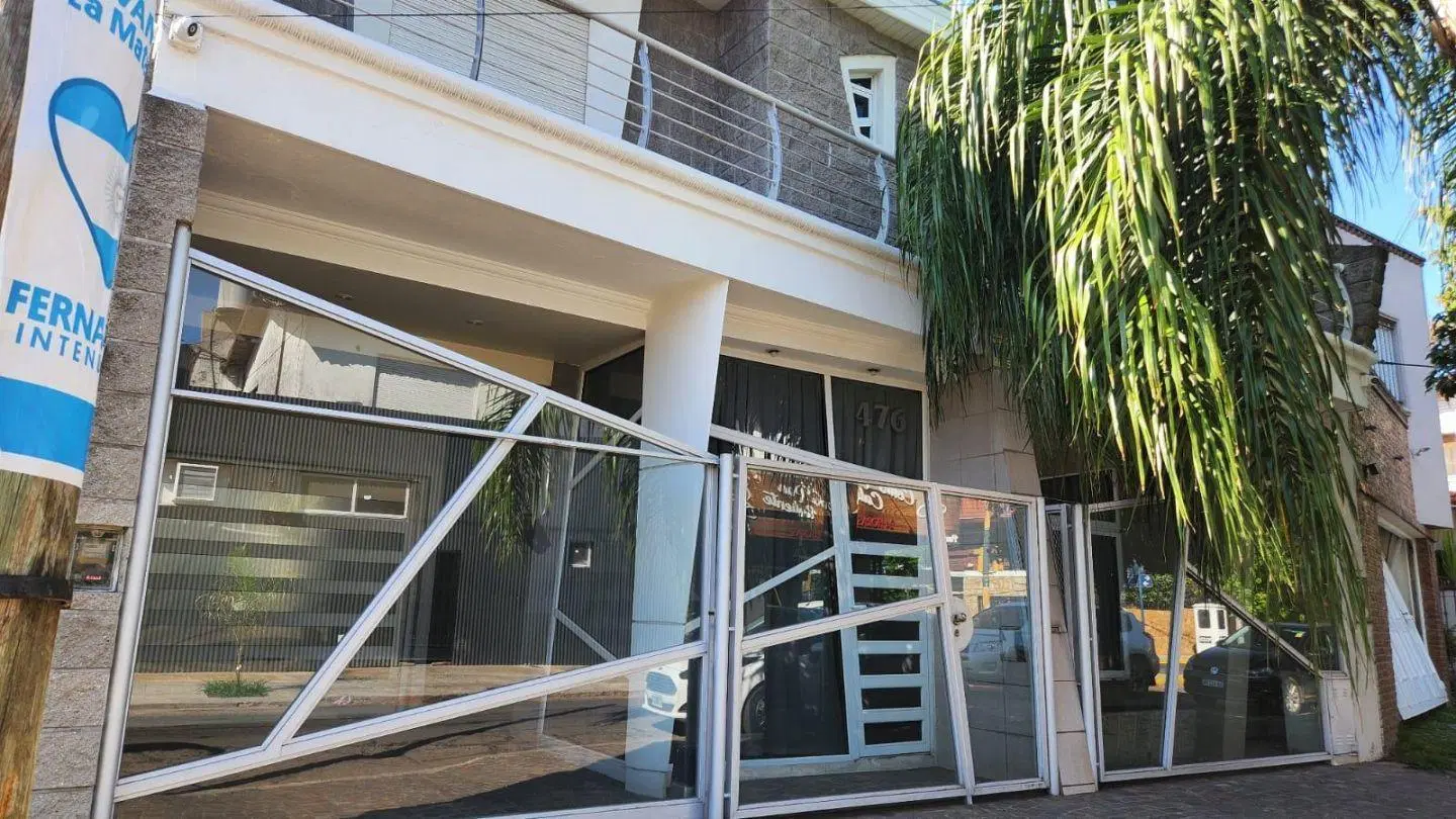 CHALET DE 6 AMB A MTS DE AV DE MAYO AL 1100, LOTE 10 X 33MTS, 430 MTS2 CUBIERTOS 3