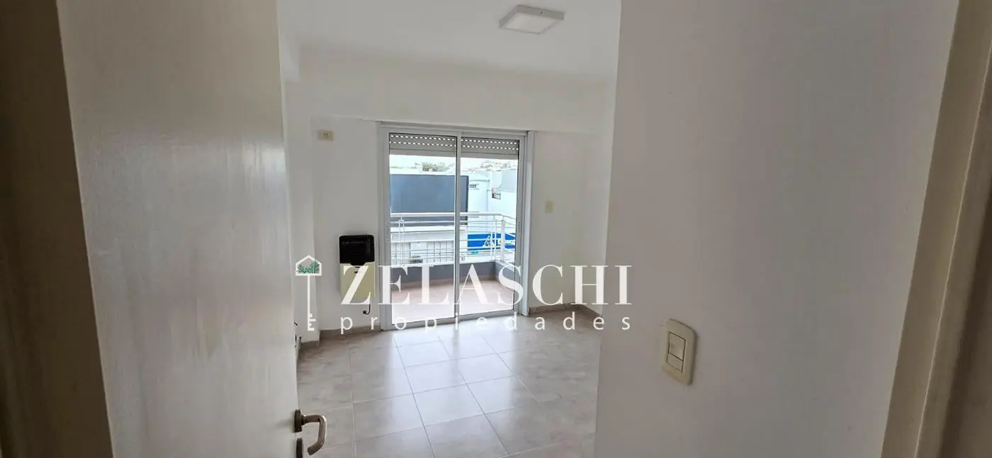 Venta: Departamento 2 ambientes con cochera : Calle Bonifacini, Caseros 8