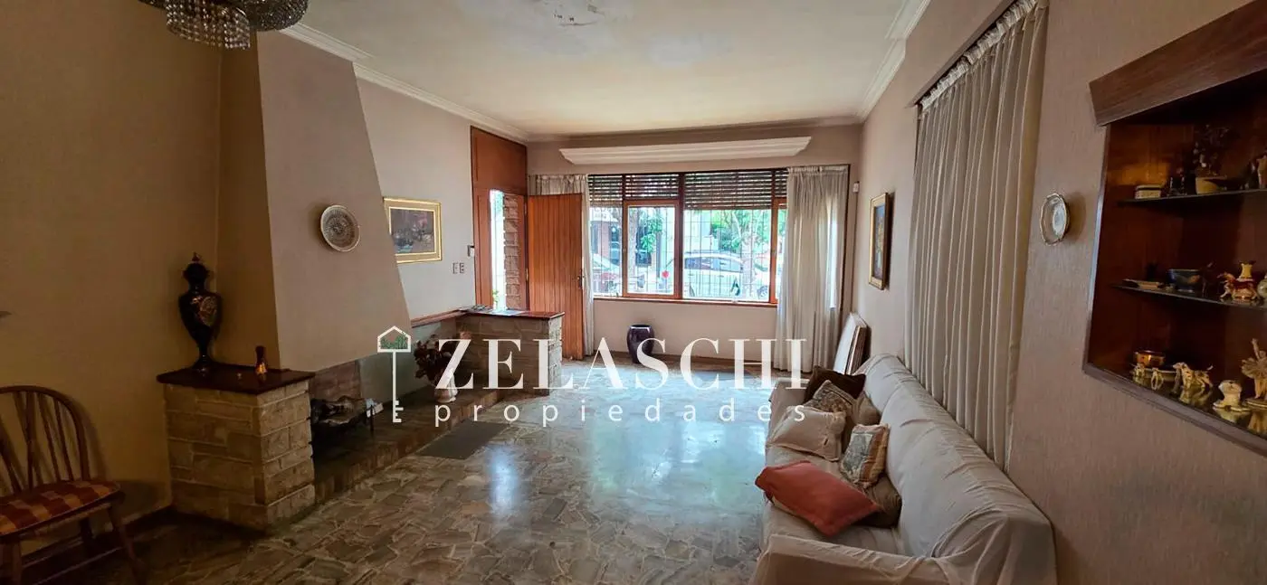 Venta: Casa sobre calle Crotto, Martin Coronado 4