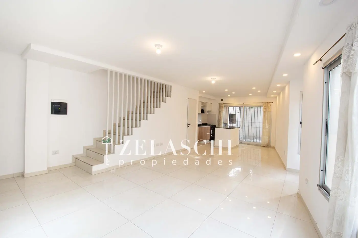 Venta: Tiplex sobre calle Wernicke, Ciudad Jardín - Moderno y amplio! 4