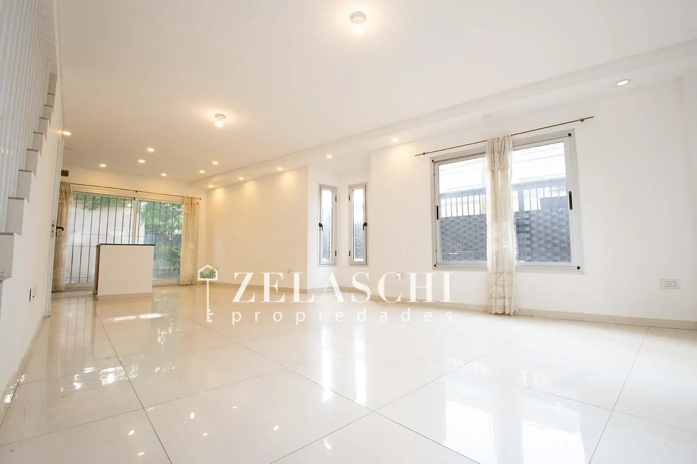 Venta: Tiplex sobre calle Wernicke, Ciudad Jardín - Moderno y amplio! 2