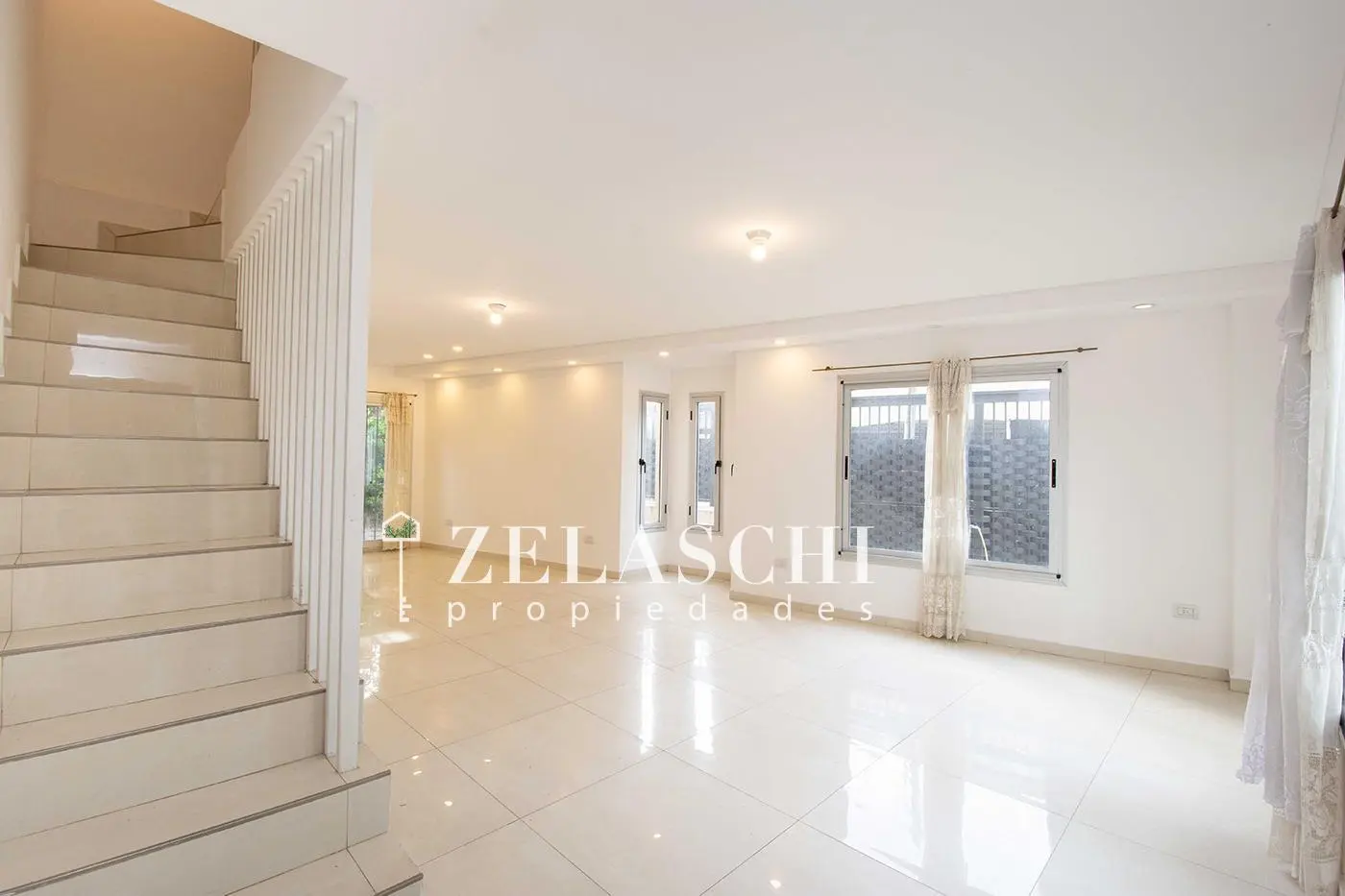 Venta: Tiplex sobre calle Wernicke, Ciudad Jardín - Moderno y amplio! 3
