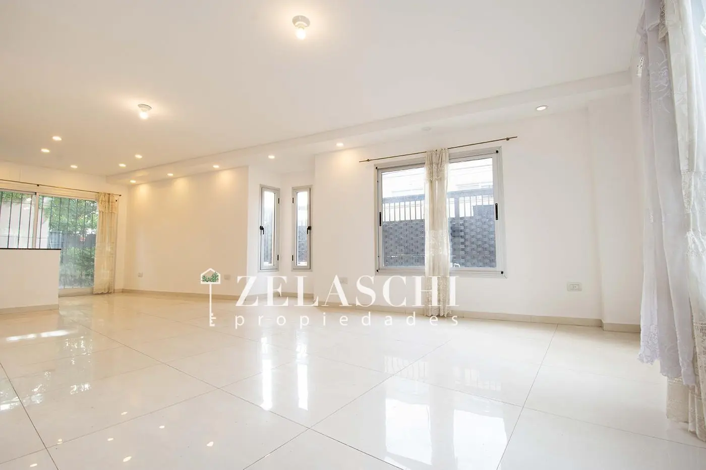 Venta: Tiplex sobre calle Wernicke, Ciudad Jardín - Moderno y amplio! 1
