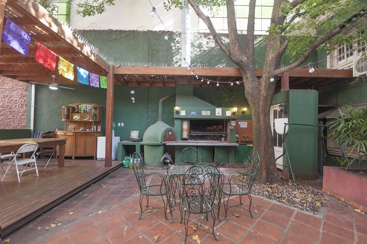 Casa con Patio y Piscina - 7 Ambientes - Caballito 3