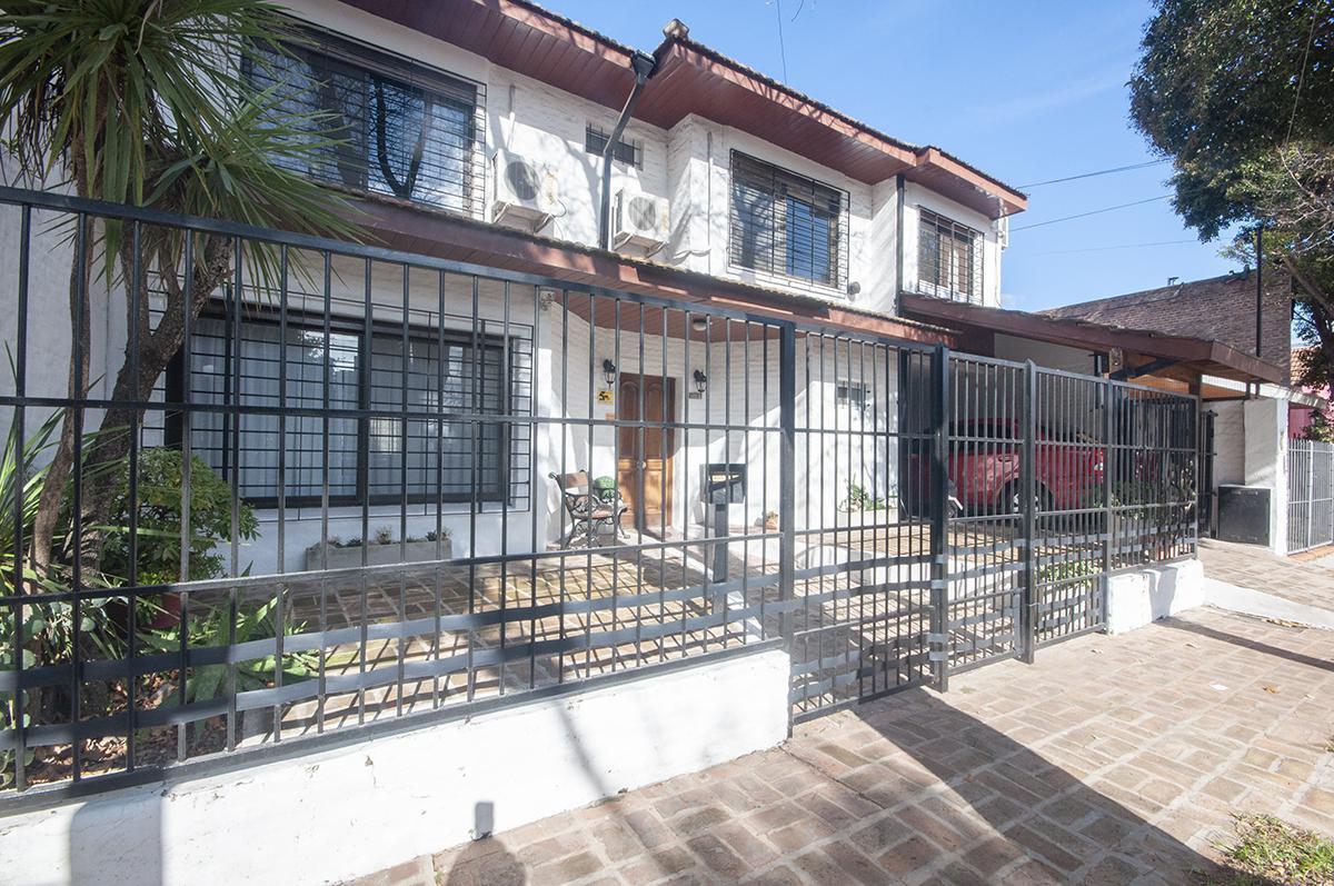 Casa en Olivos - 6 Ambientes, Reciclada con Pileta 1