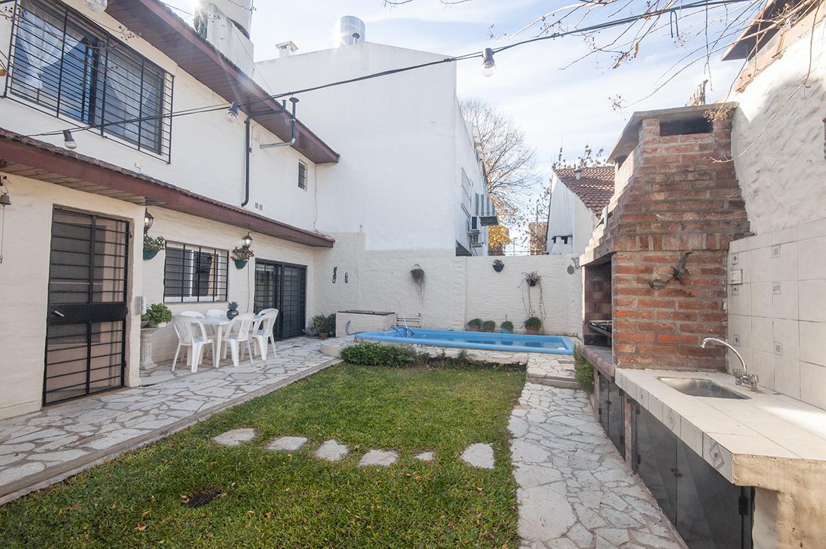 Casa en Olivos - 6 Ambientes, Reciclada con Pileta 2