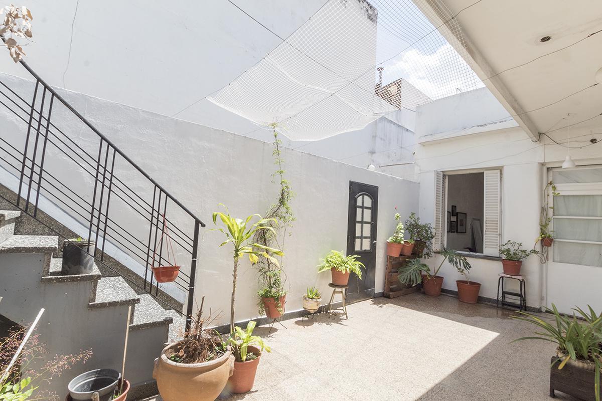 ¡Encantador PH de 5 Ambientes en Mataderos con Dos Patios y Terraza! 2