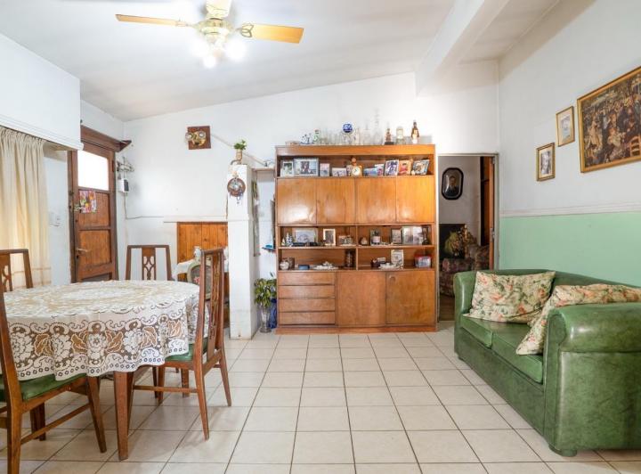 Casa estilo chalet con amplio lote  en Hurlingham 5