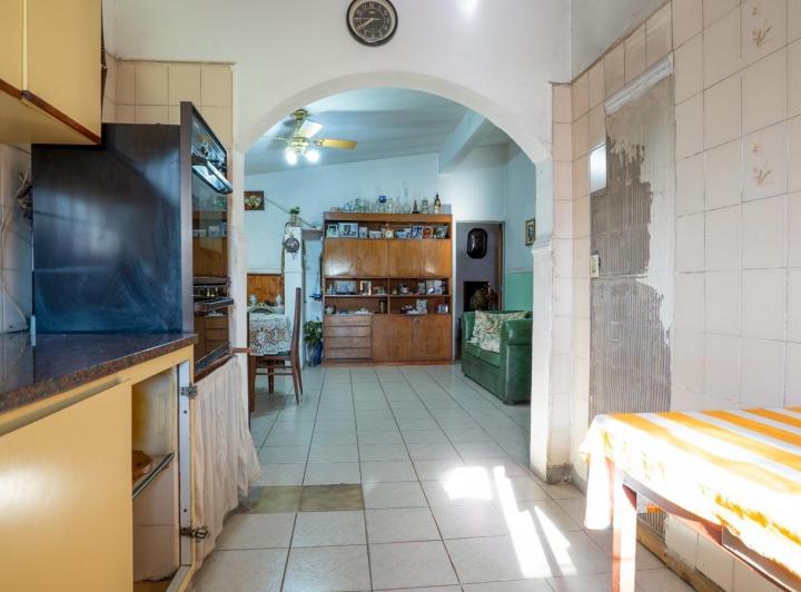 Casa estilo chalet con amplio lote  en Hurlingham 2