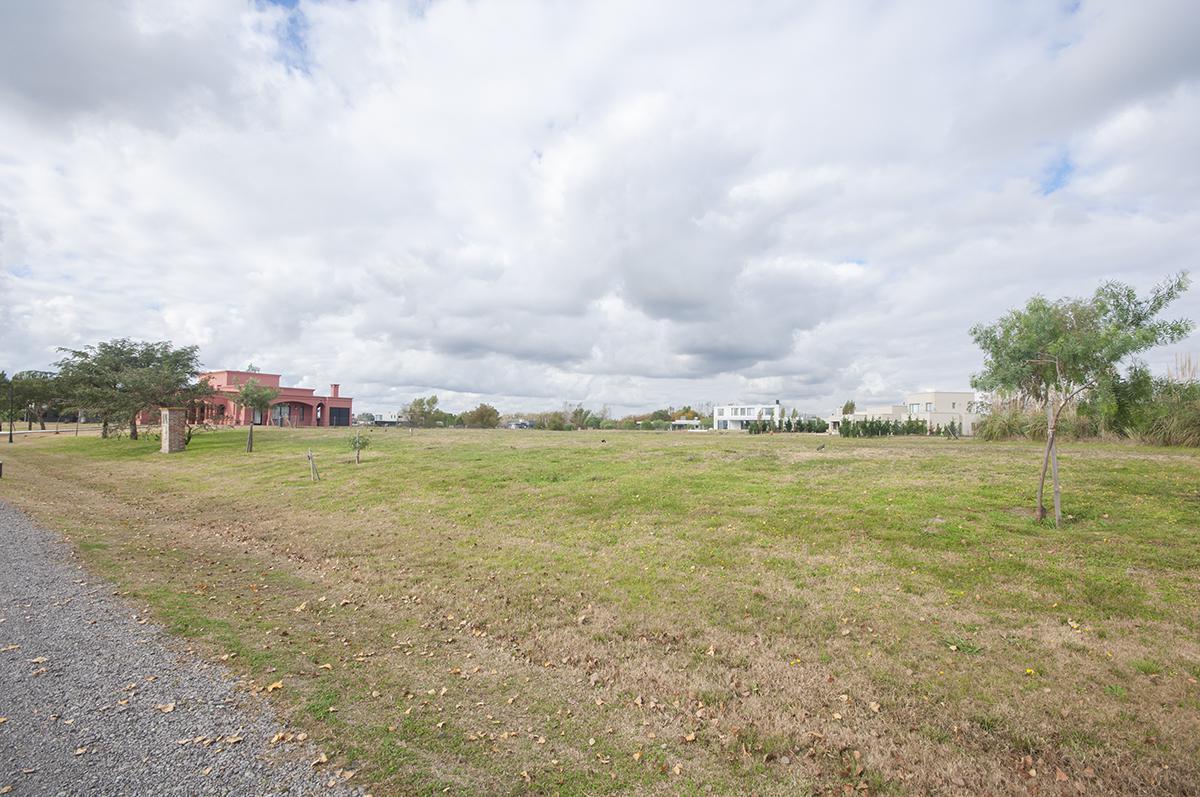 LOTE EN BARRIO CHACRAS DE LA RESERVA