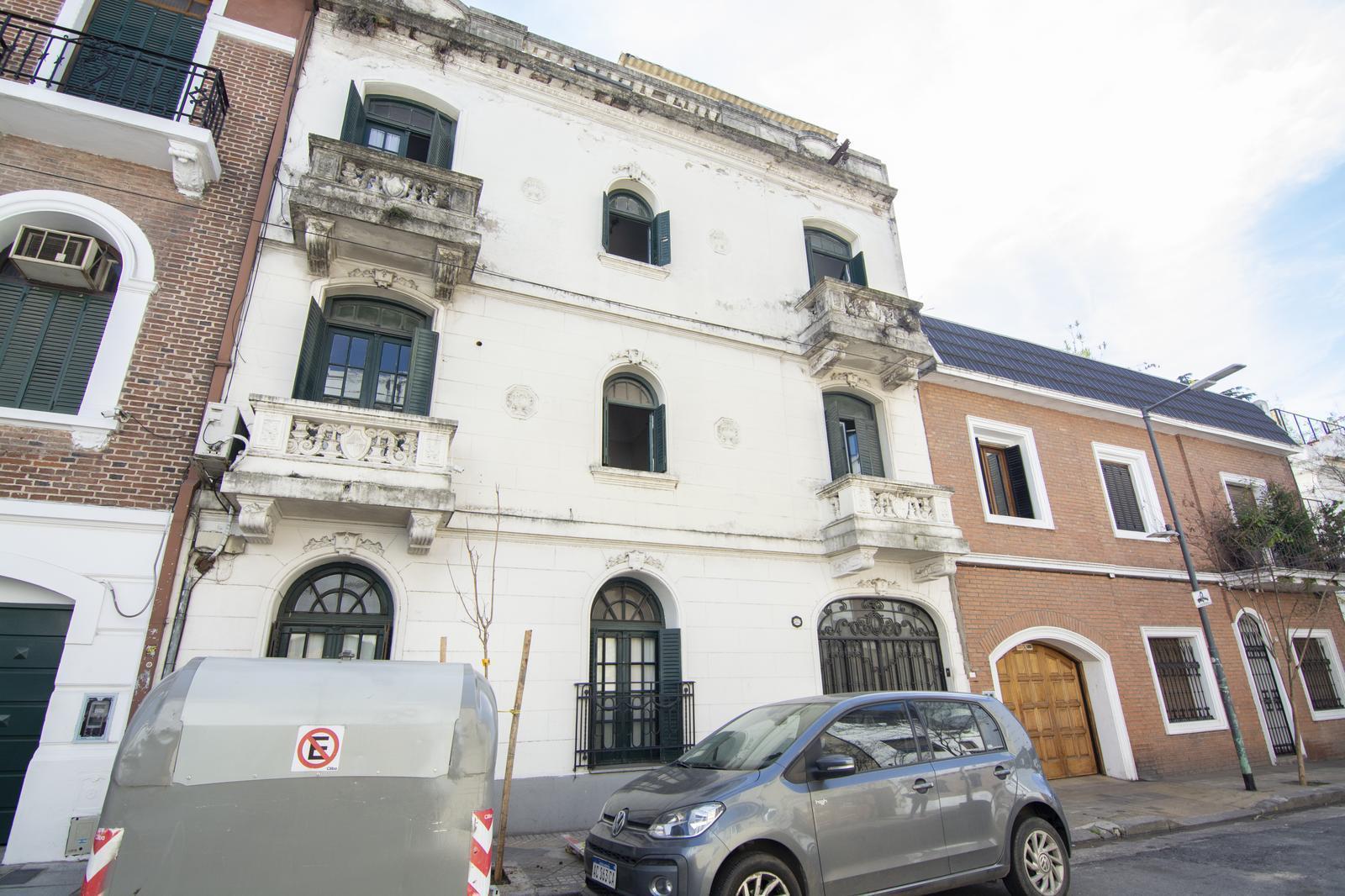 Casona Antigua de 3 pisos en tranquila calle de Cañitas