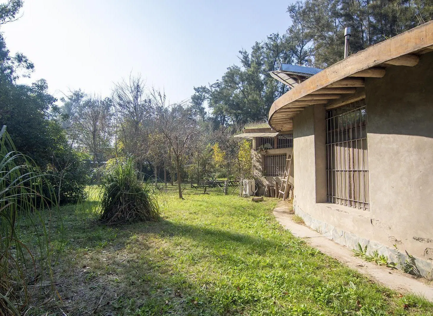 Solida casa de Adobe en lote con posibilidad comercial 5