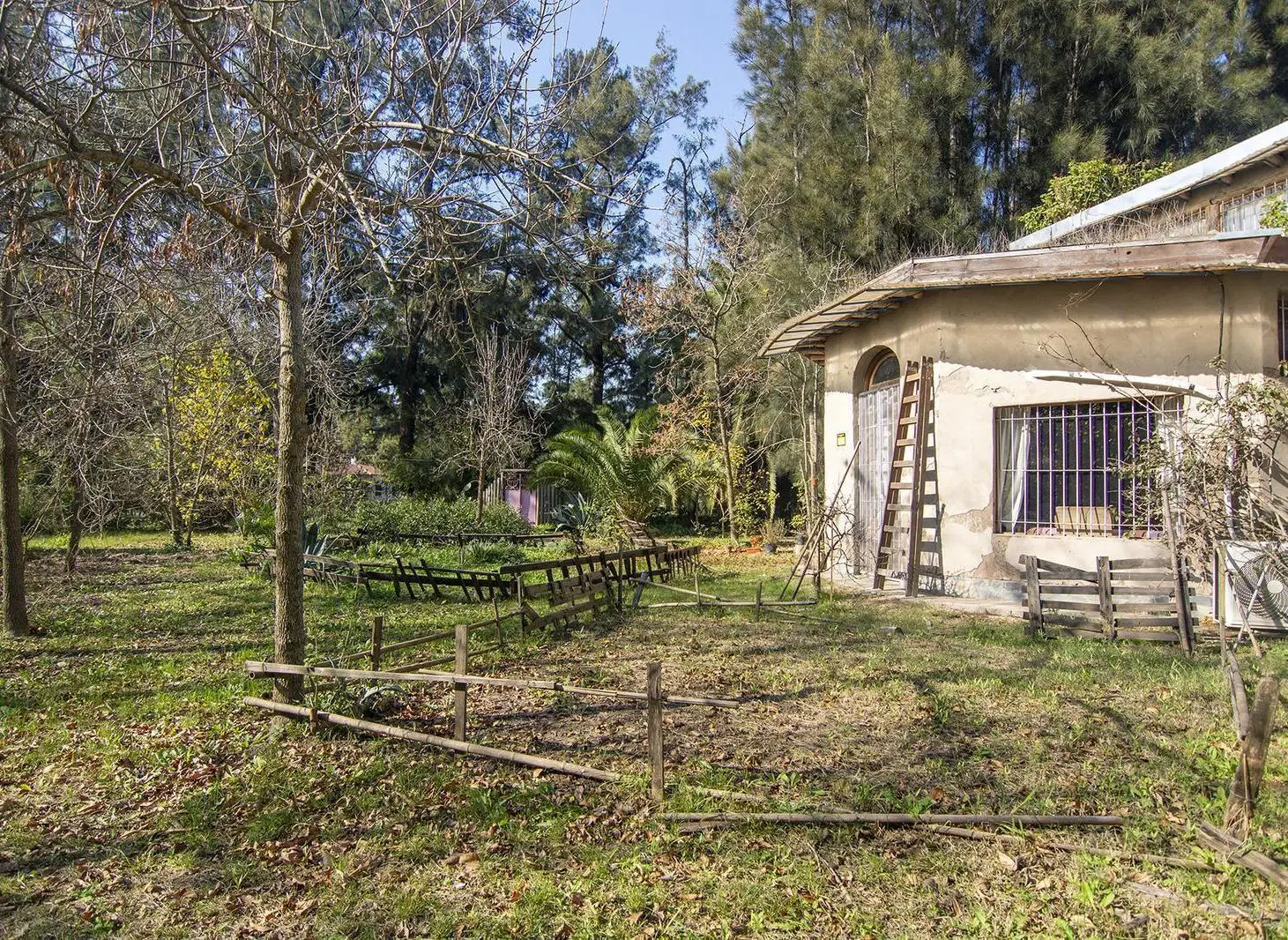 Solida casa de Adobe en lote con posibilidad comercial 2