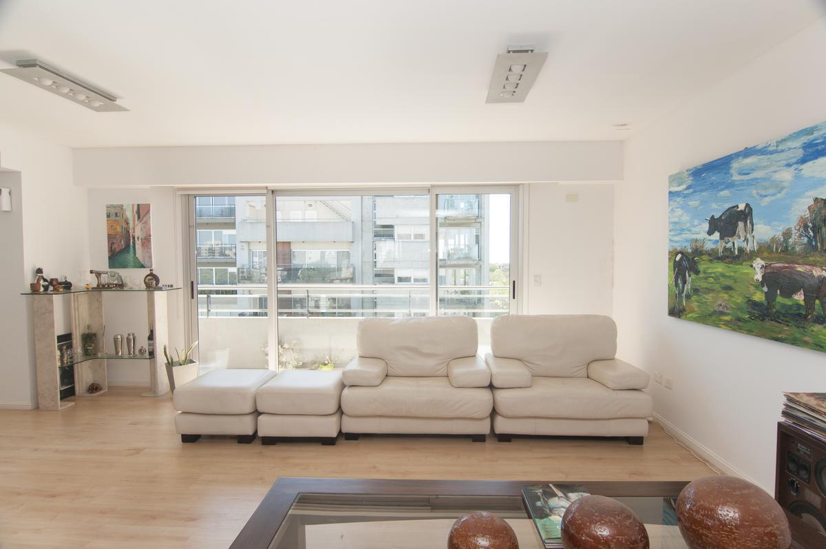 Foto de Departamento triplex con cuatro cocheras y parrilla privada - Quilmes, imagen 2