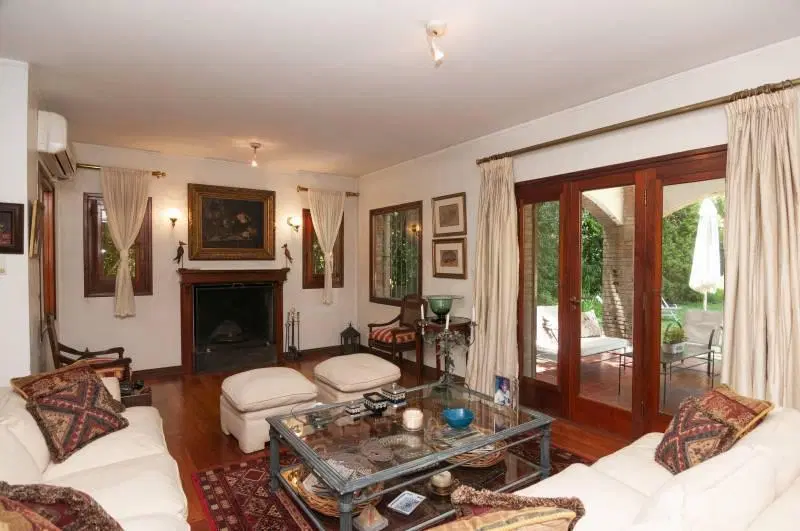Casa con gran jardin y pileta -  Lomas Schoenstatt 5