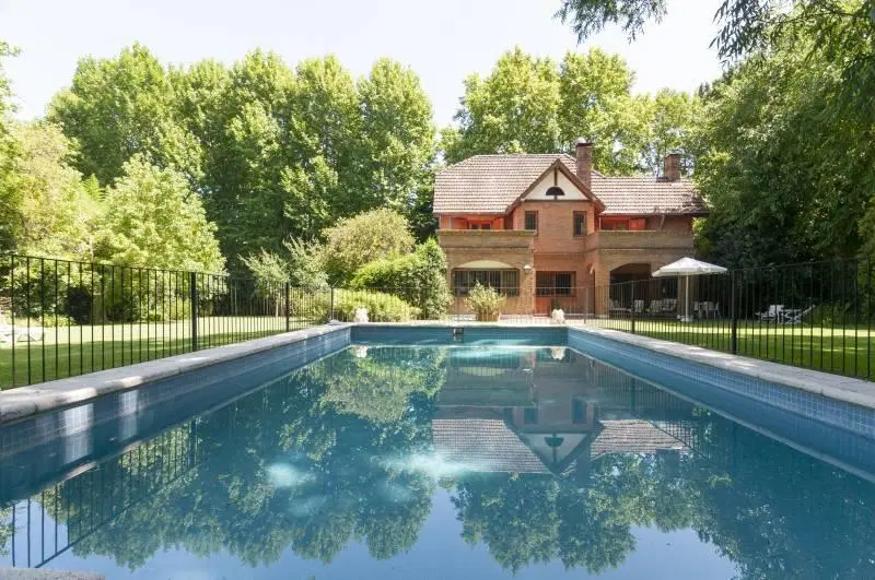 Casa con gran jardin y pileta -  Lomas Schoenstatt 3