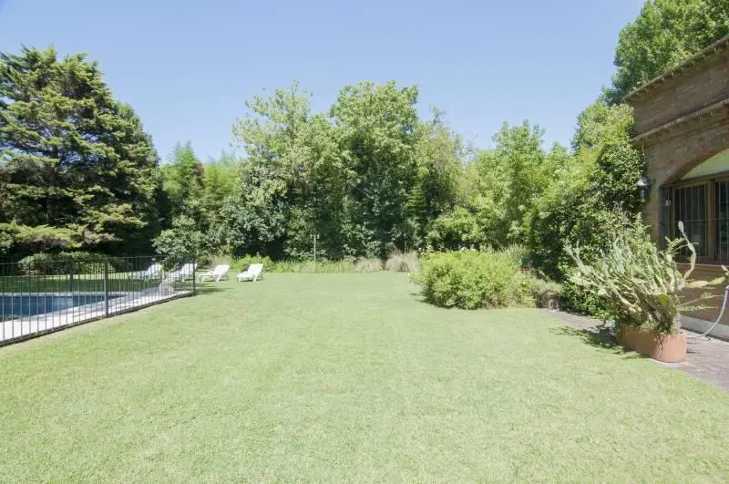 Casa con gran jardin y pileta -  Lomas Schoenstatt 2