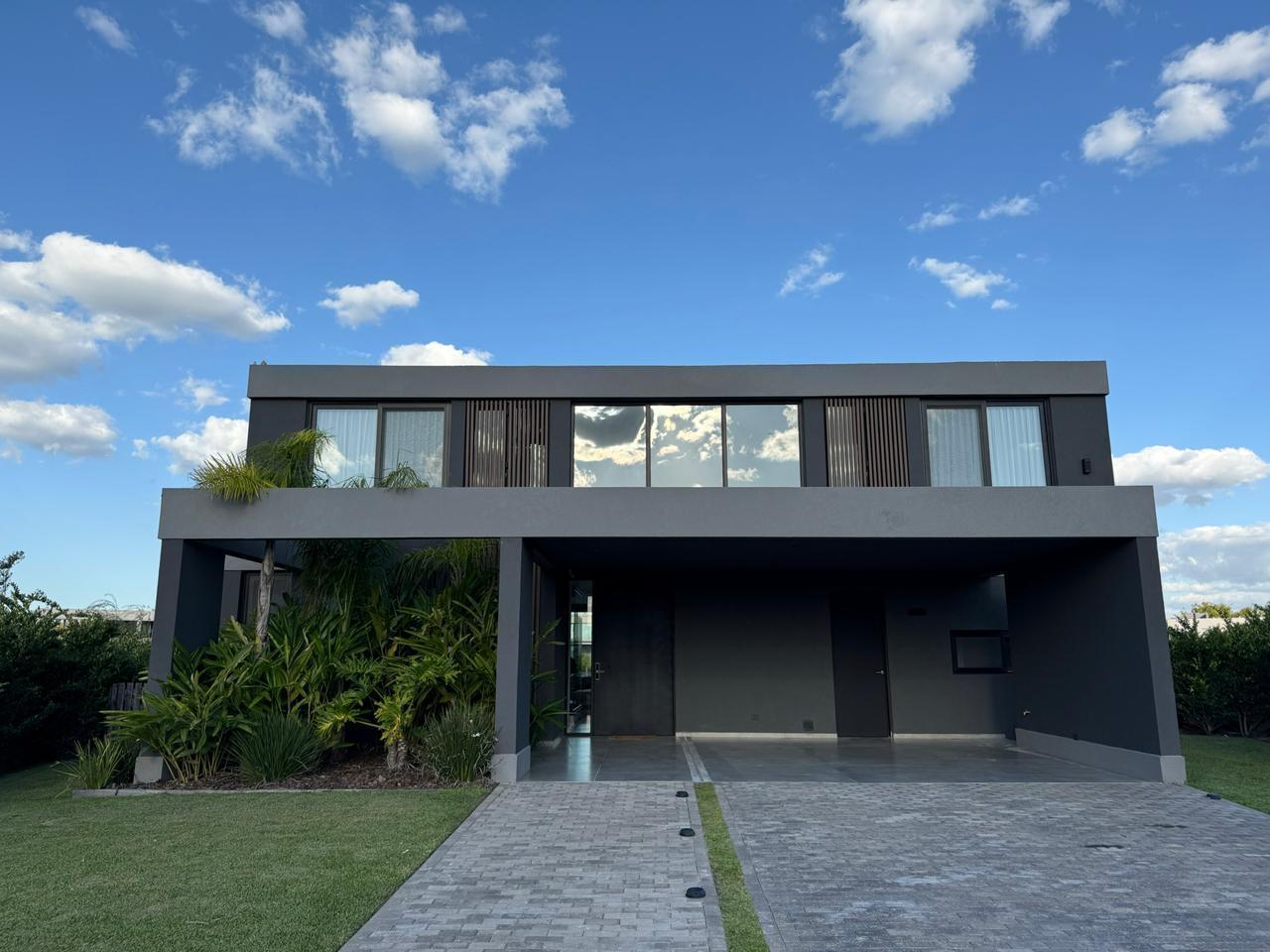 Casa en venta tres suites en Marinas al lago Puertos