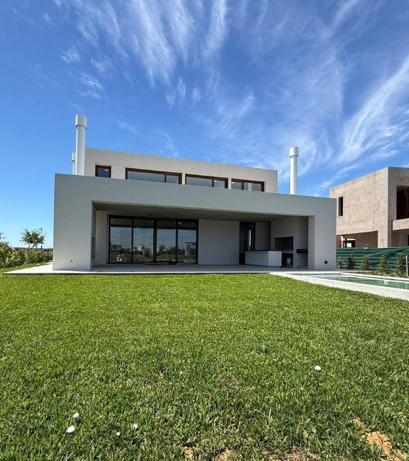 Casa en venta al lago barrio Costas puertos