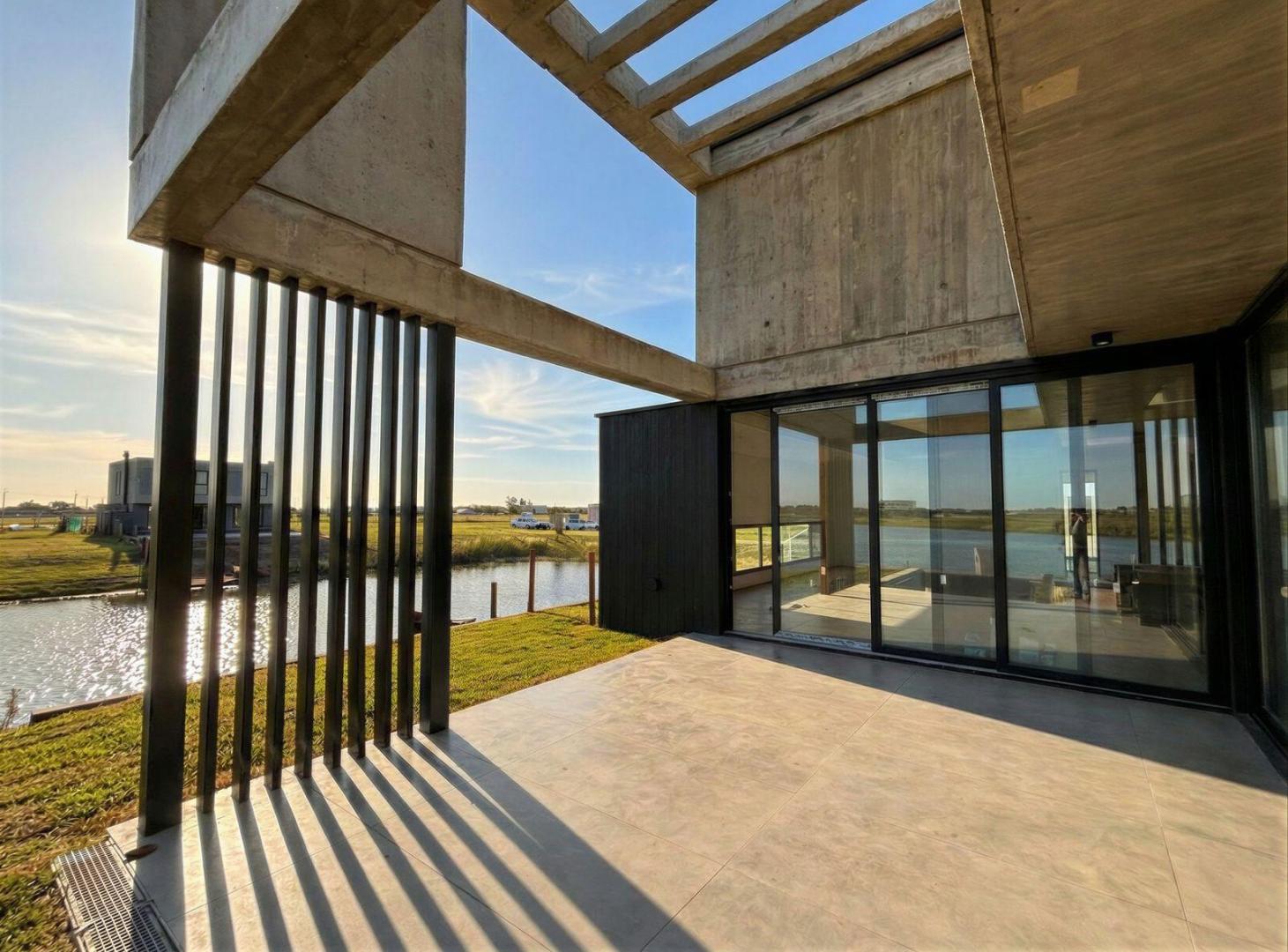 Espectacular casa al lago con cuatro dormitorios en suite en la planta alta
