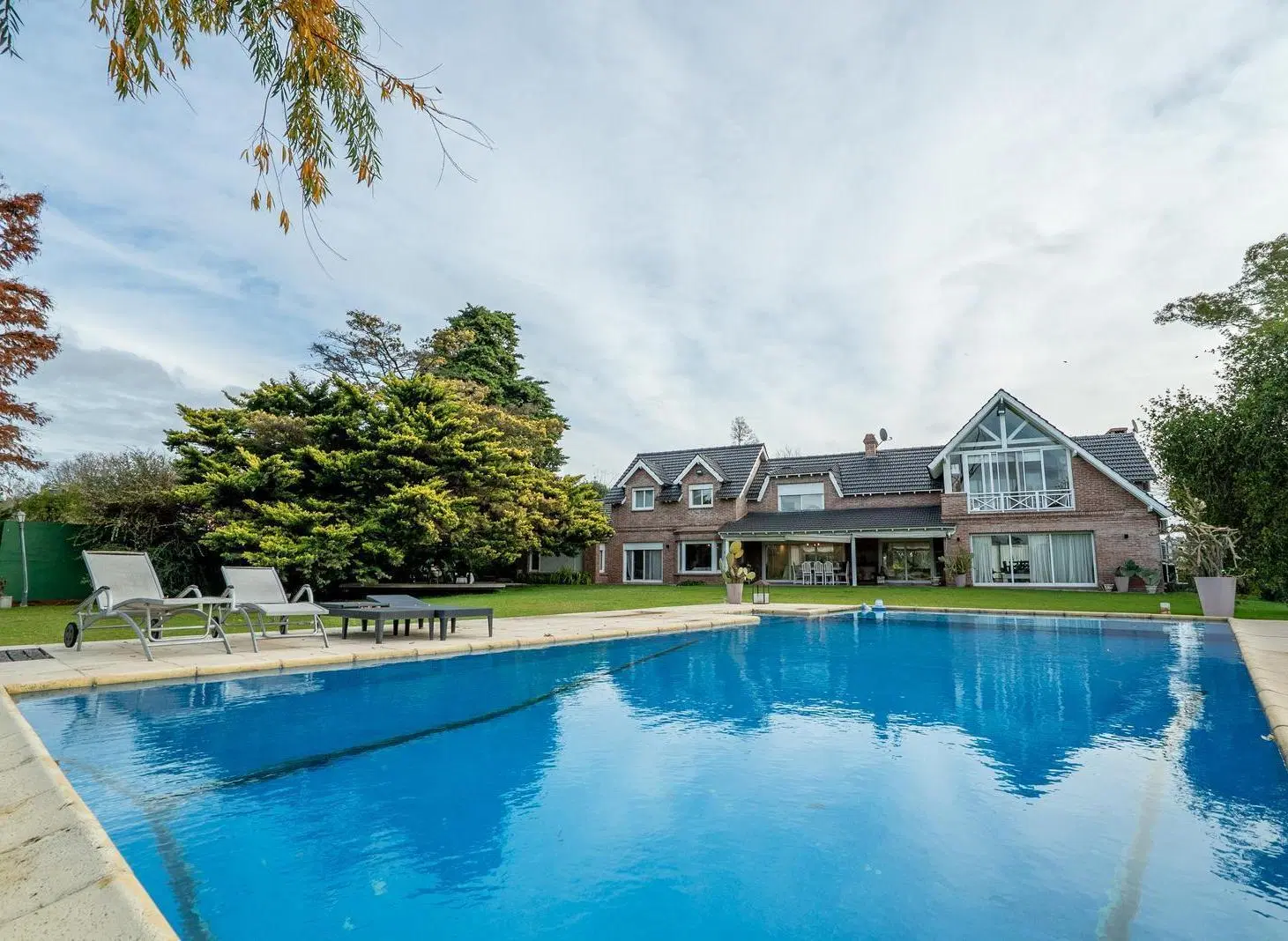 Casa en Club de Campo Los Pingüinos con Vista al Polo 2