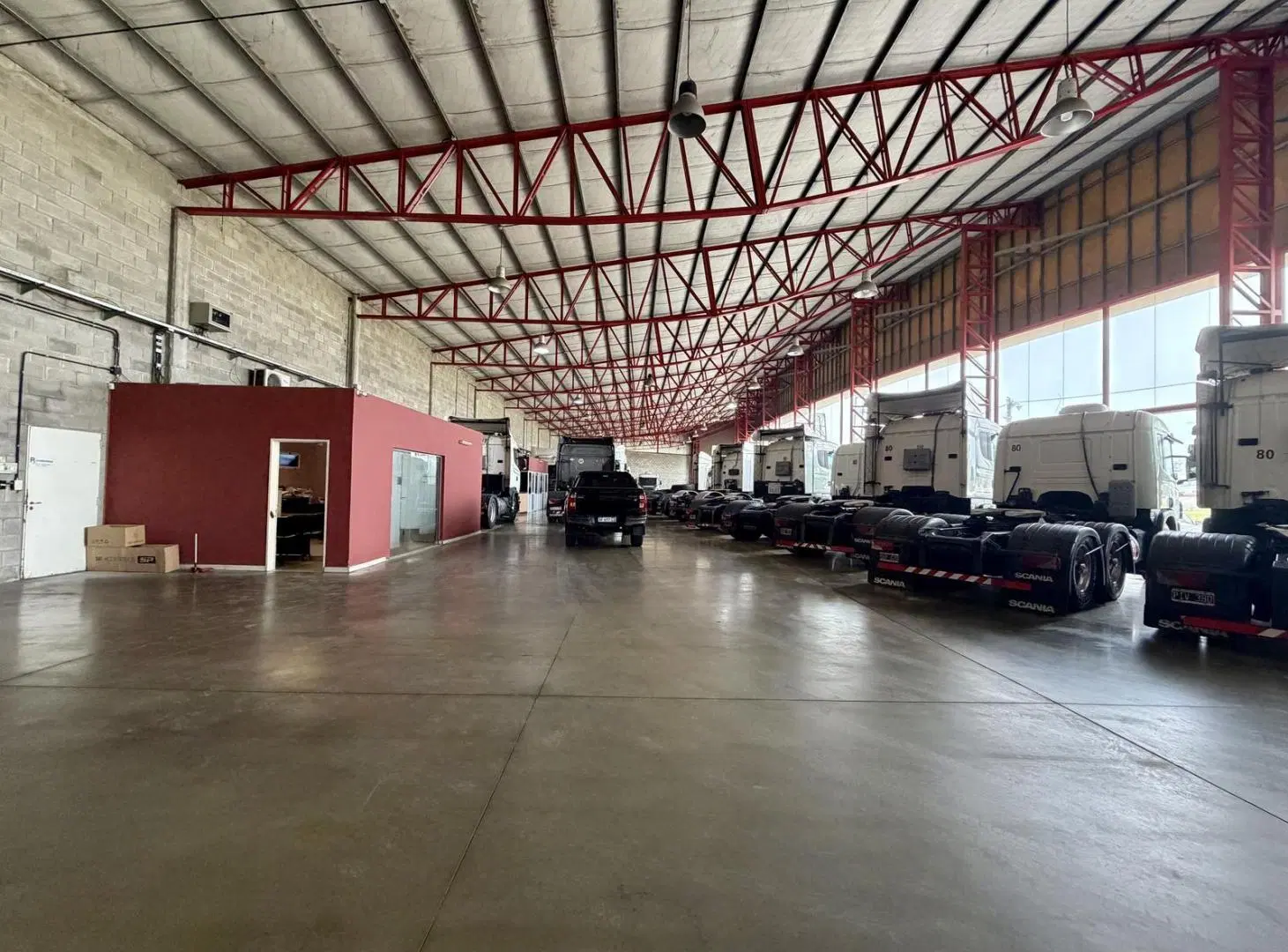 Local comercial con amplio frente a acceso oeste en alquiler 5