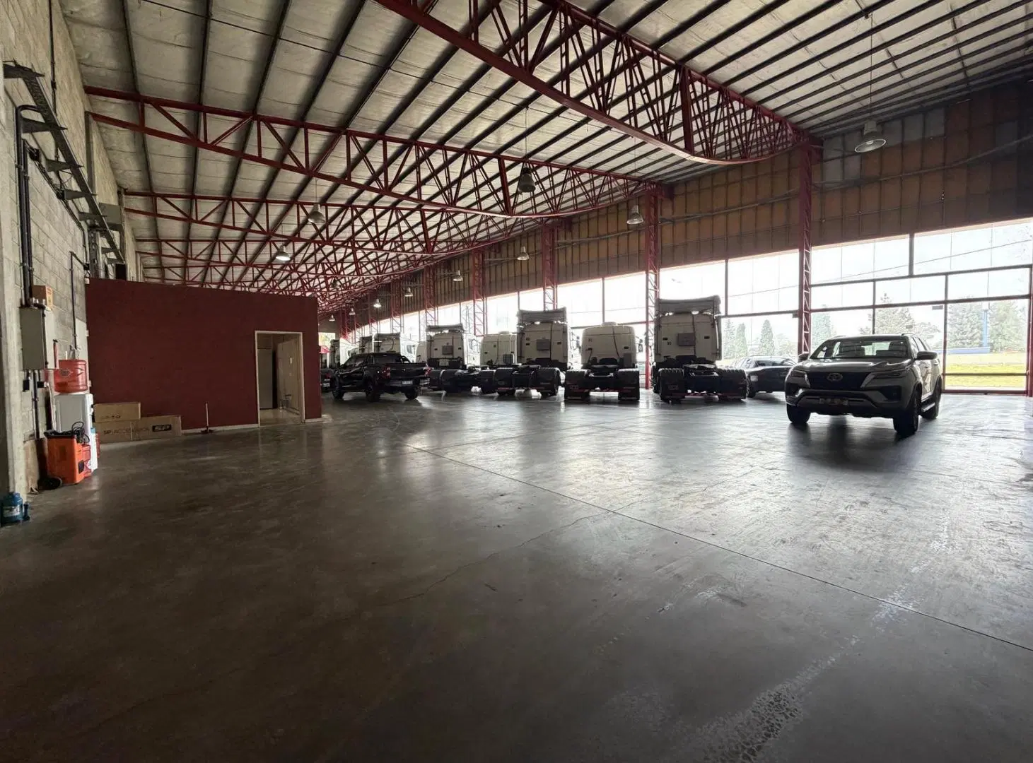 Local comercial con amplio frente a acceso oeste en alquiler 3