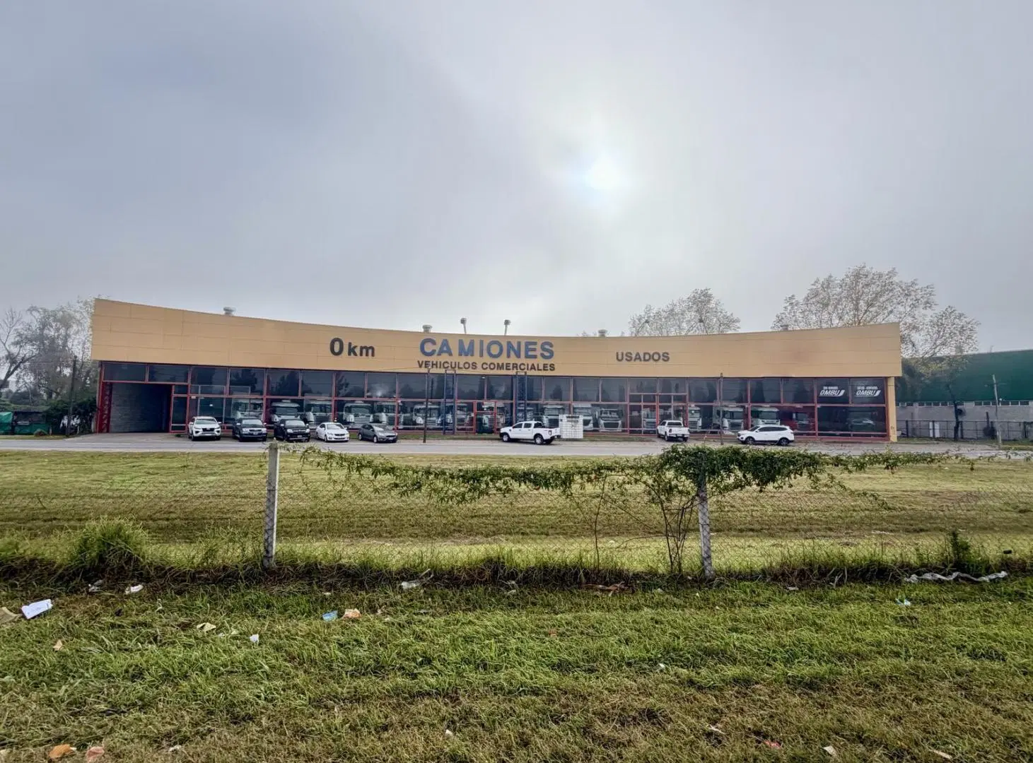 Local comercial con amplio frente a acceso oeste en alquiler 4