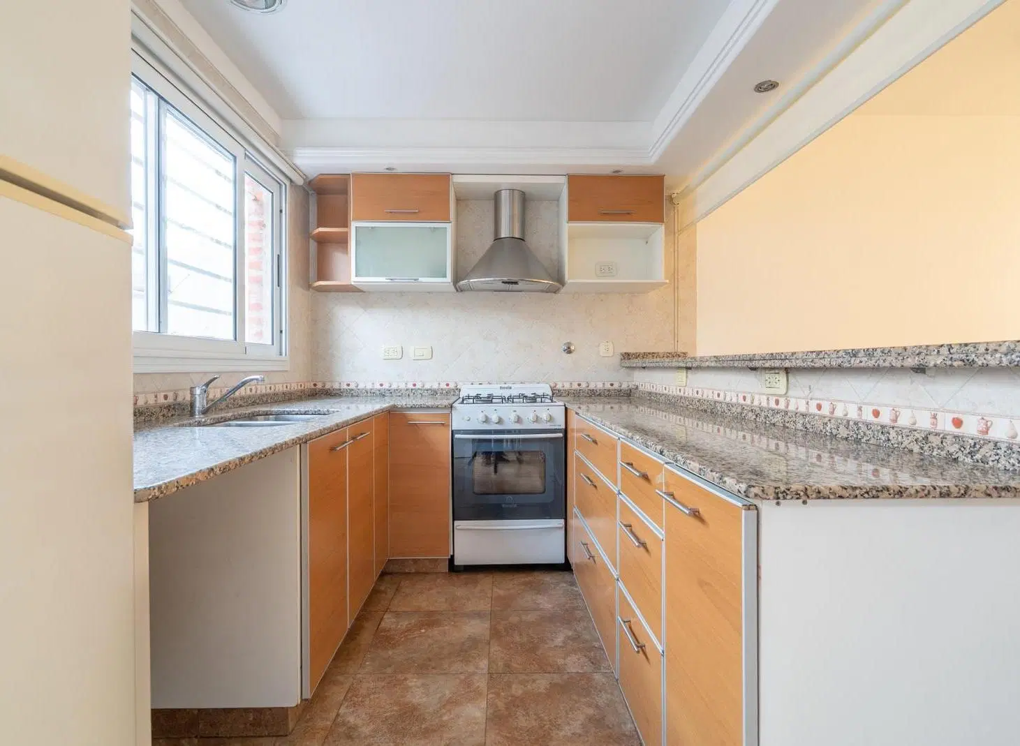 Excelente Triplex de 3/4 ambientes con cochera y patio ubicado den Aldo Bonzi 5