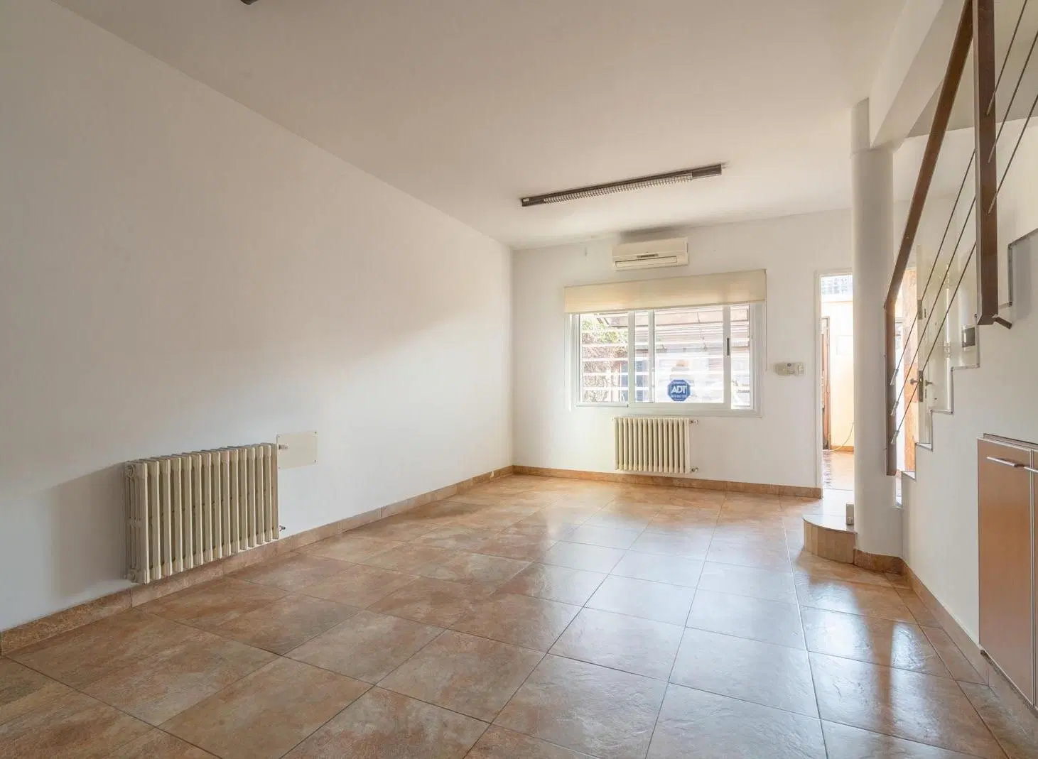 Excelente Triplex de 3/4 ambientes con cochera y patio ubicado den Aldo Bonzi 2
