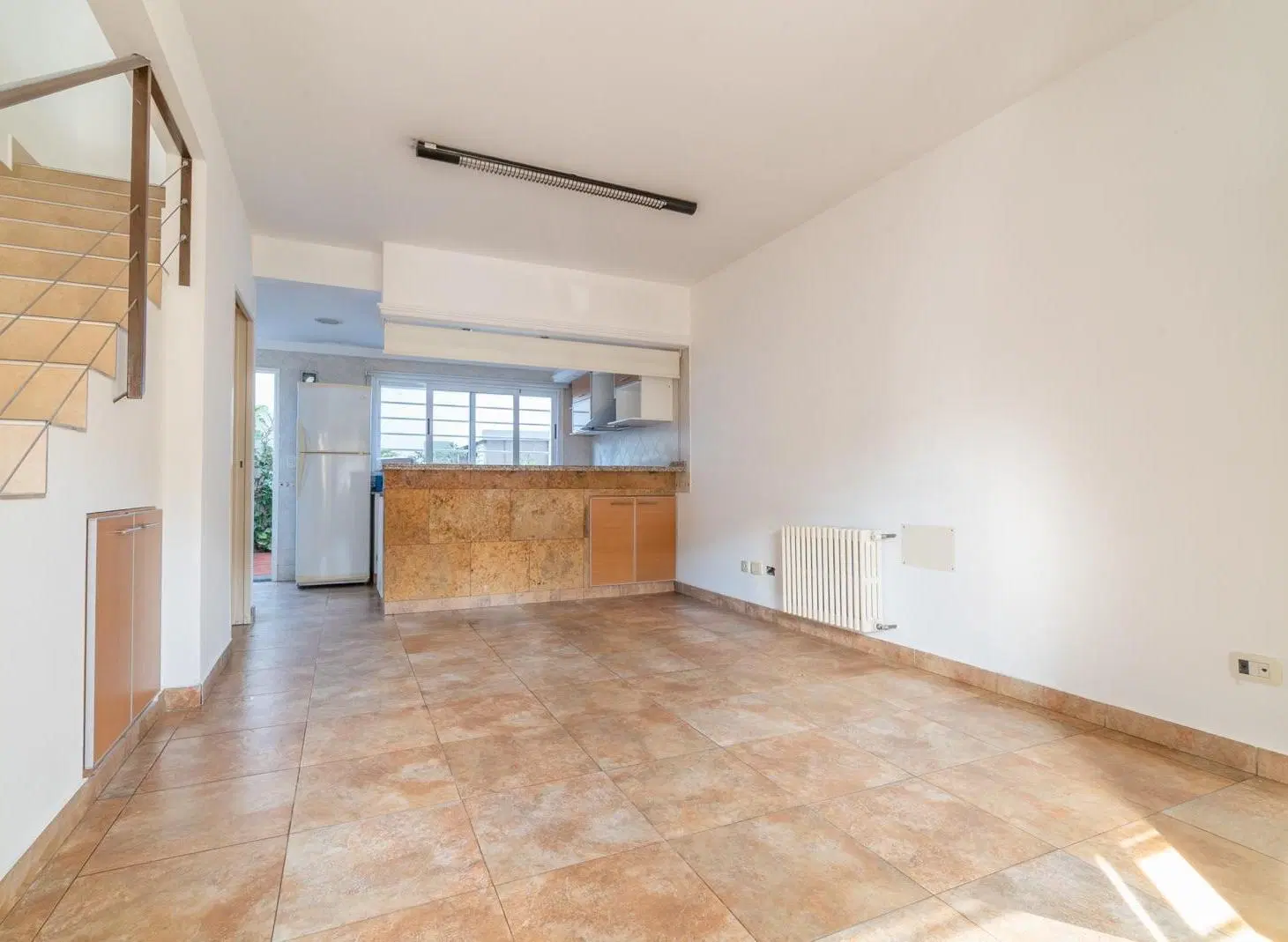 Excelente Triplex de 3/4 ambientes con cochera y patio ubicado den Aldo Bonzi 2