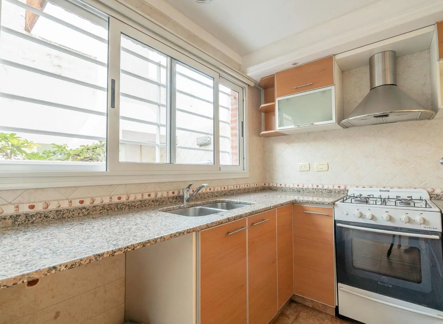 Excelente Triplex de 3/4 ambientes con cochera y patio ubicado den Aldo Bonzi 4