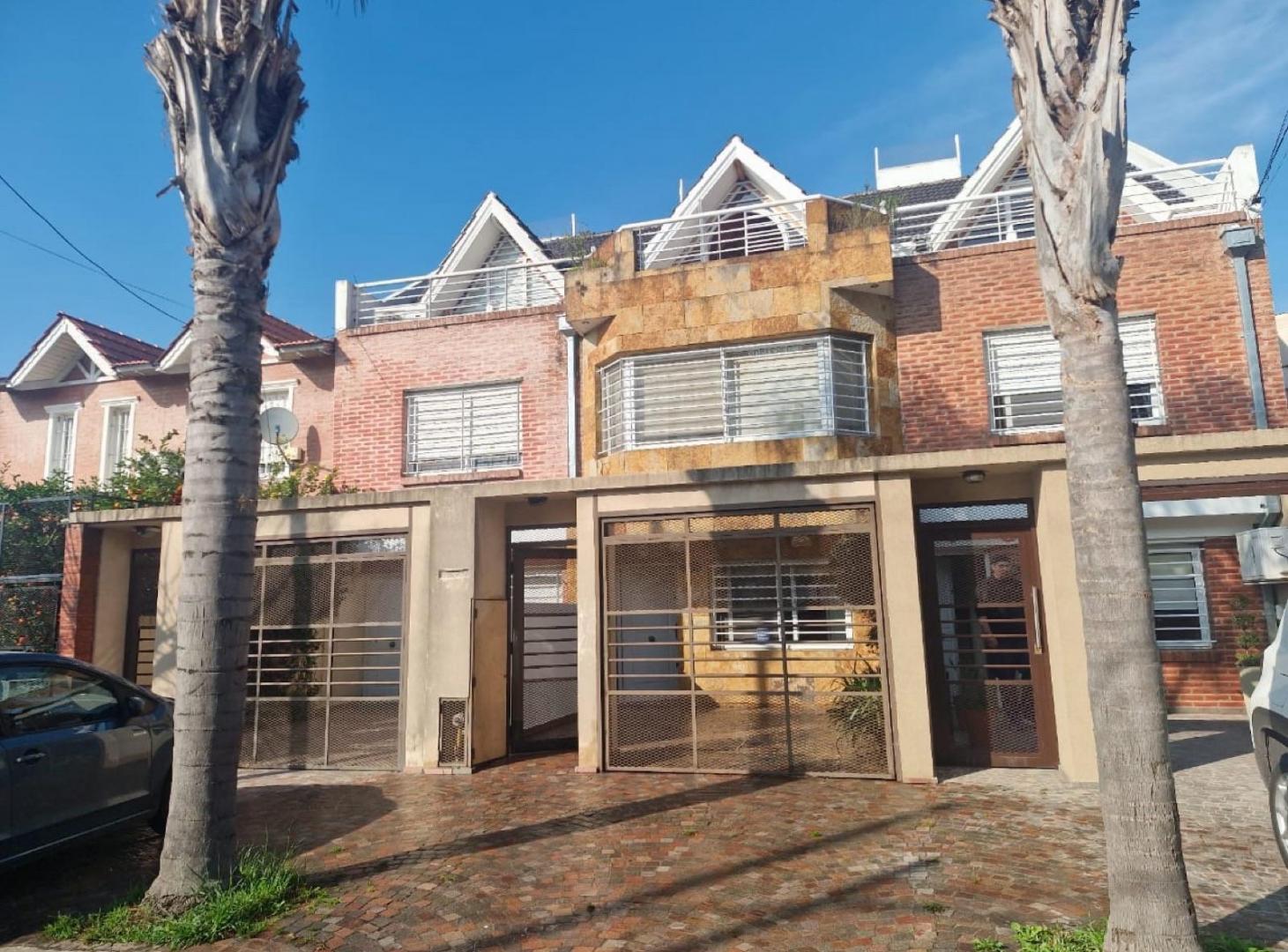 Excelente Triplex de 3/4 ambientes con cochera y patio ubicado den Aldo Bonzi