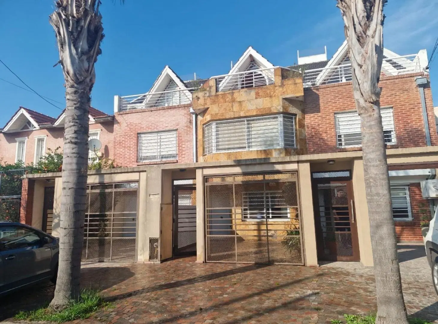 Excelente Triplex de 3/4 ambientes con cochera y patio ubicado den Aldo Bonzi 3