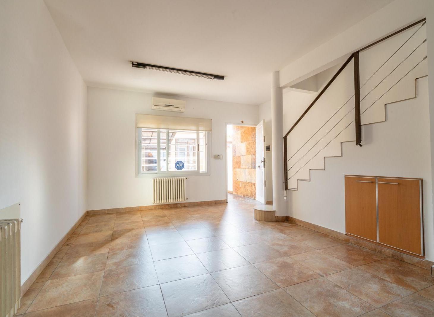 Foto de Excelente Triplex de 3/4 ambientes con cochera y patio ubicado en Aldo, imagen 3