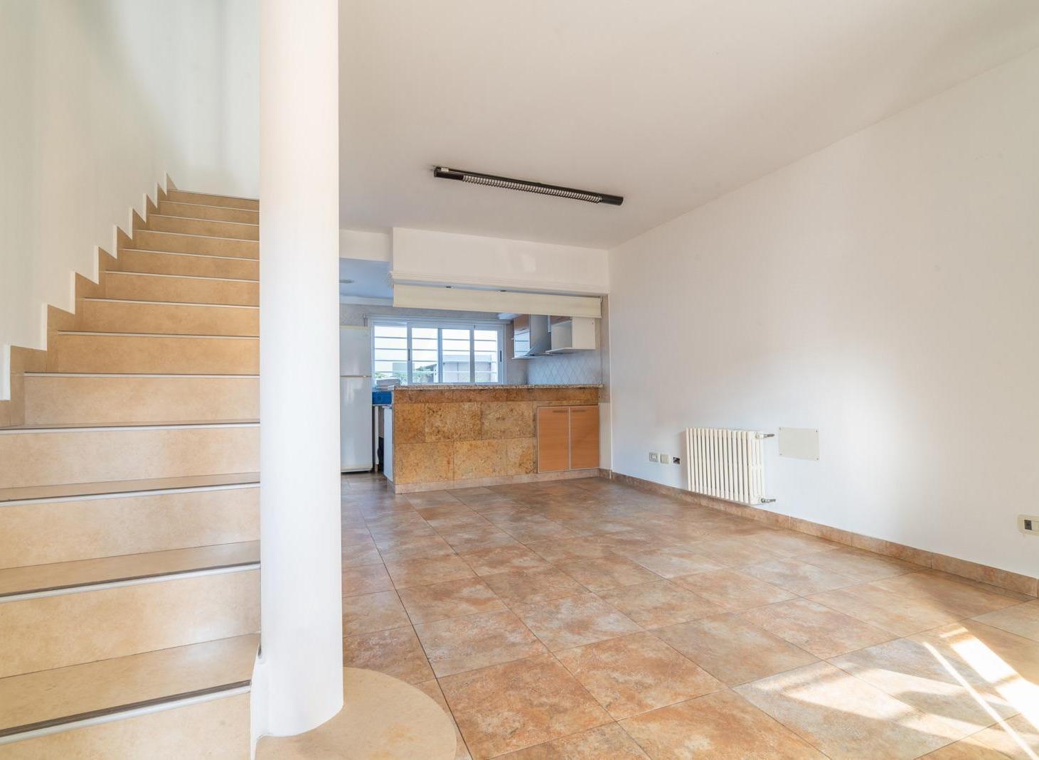 Foto de Excelente Triplex de 3/4 ambientes con cochera y patio ubicado en Aldo, imagen 1