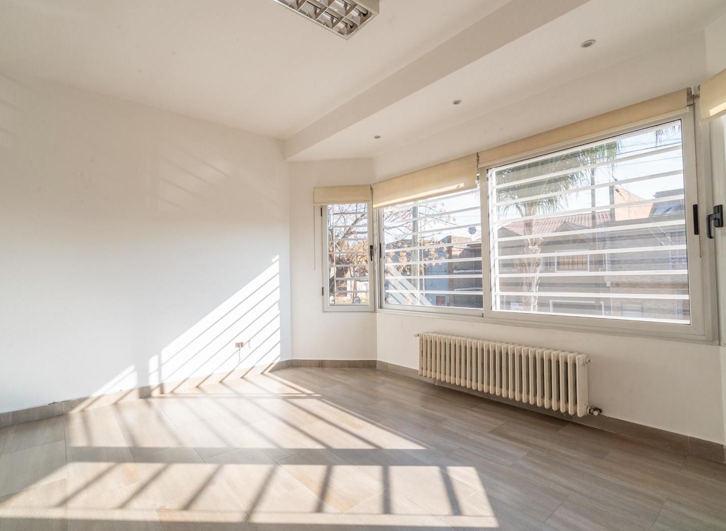 Foto de Excelente Triplex de 3/4 ambientes con cochera y patio ubicado en Aldo, imagen 5