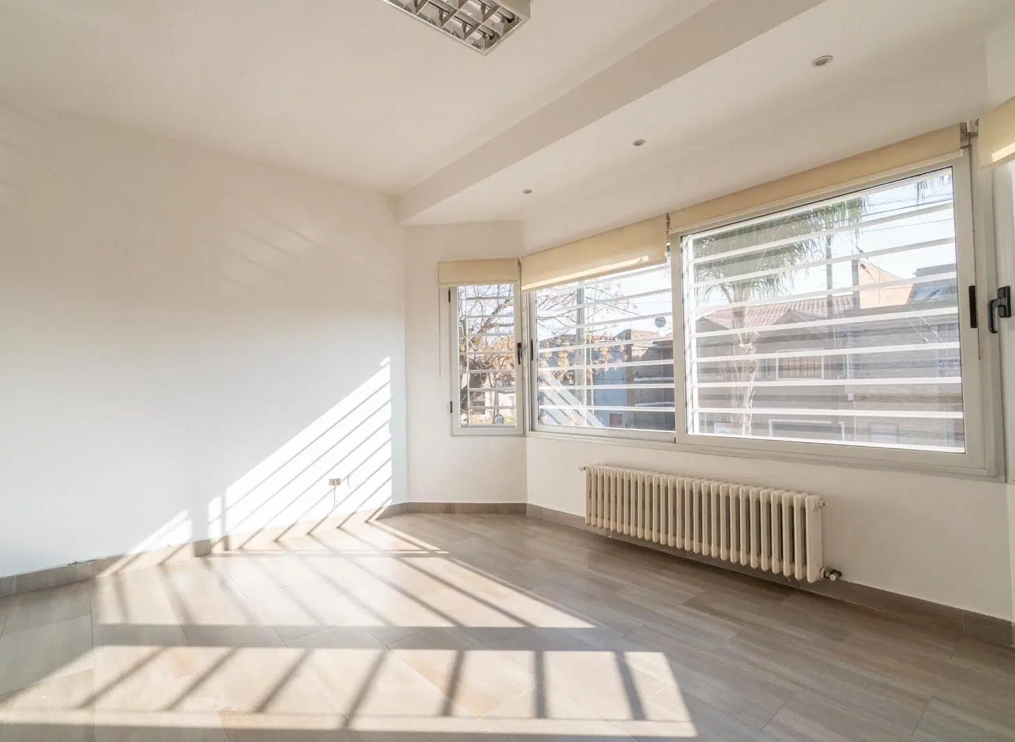 Excelente Triplex de 3/4 ambientes con cochera y patio ubicado den Aldo Bonzi 5