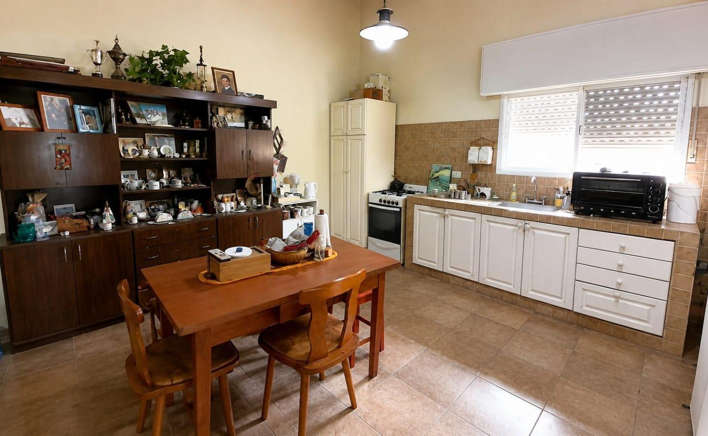 Foto de VENTA CASA DE 4 AMBIENTES CON PARQUE. CHASCOMÚS., imagen 3