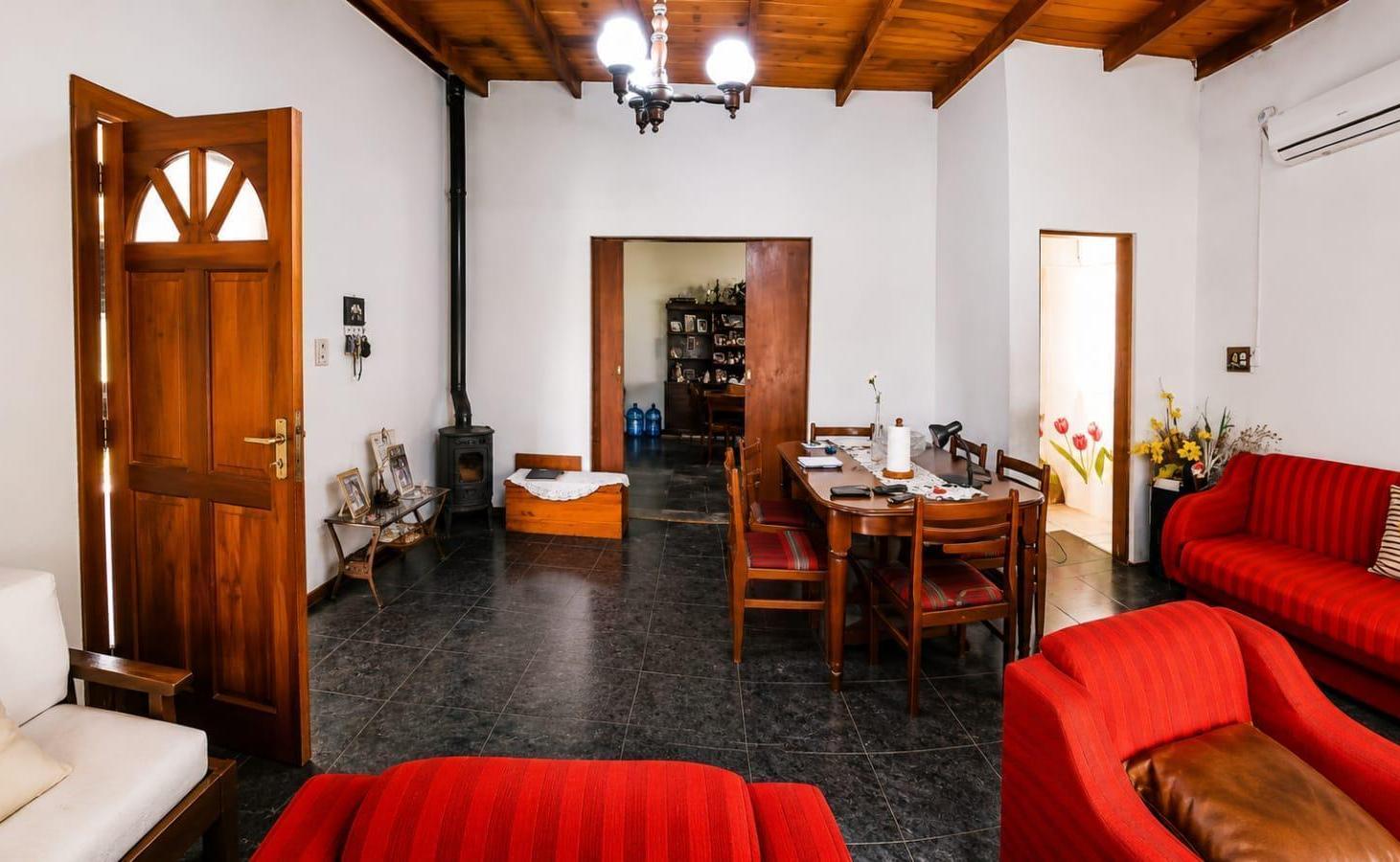 Foto de VENTA CASA DE 4 AMBIENTES CON PARQUE. CHASCOMÚS., imagen 2