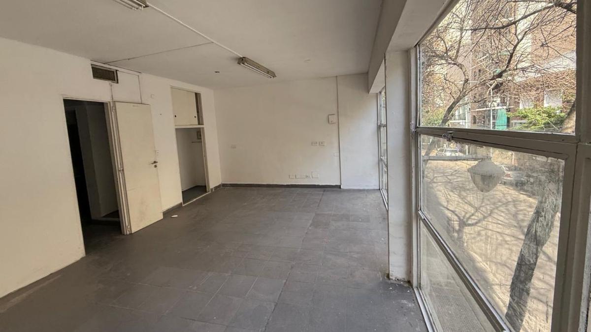 Foto de Local Comercial en Venta con Oficinas en Balvanera - CABA, imagen 1