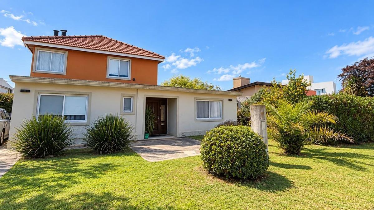 Foto de VENTA. CASA 4 AMBIENTES SOBRE LOTE DE 1090 M2. PILETA Y PARRILA, imagen 1
