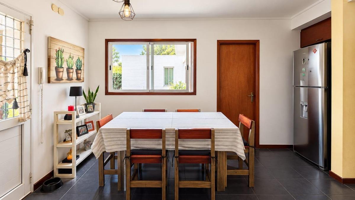 Foto de VENTA. CASA 4 AMBIENTES SOBRE LOTE DE 1090 M2. PILETA Y PARRILA, imagen 4